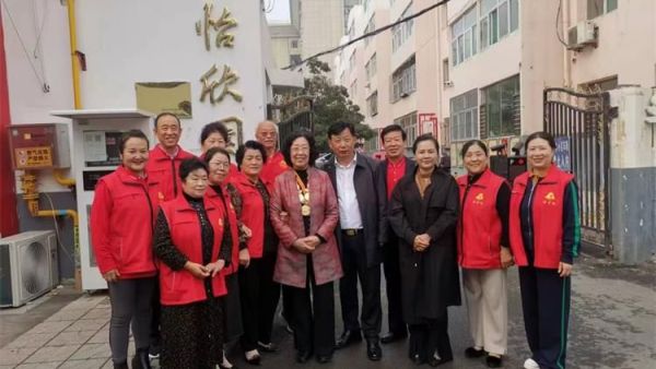 太原学花志愿服务中心携手山西红星红文化传媒公司组织志愿者慰问了95岁高龄的高峰秀95岁高龄的郝志忠二位老党员