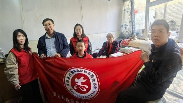 礼赞国庆情满重阳 浑源县残志协开展国庆暨“九九”重阳节走访慰问老党员关爱活动