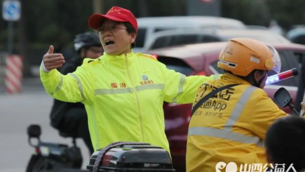 爱在临汾舍小家为大家，临汾市文明交通志愿者协会国庆期间完成第十五周的维护交通劝导活动