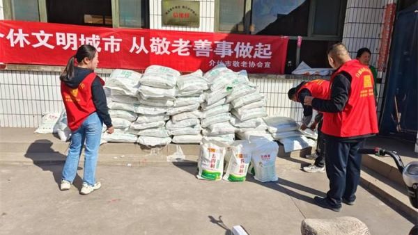 介休市敬老协会副会长朱俊一如既往关心老人生活给南盐场村70岁以上所有老人每人发放20斤装五得利特精粉两袋