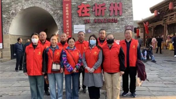 志愿服务在行动传递社会正能量----忻州经济开发区志愿巡访团进古城志愿服务游客们