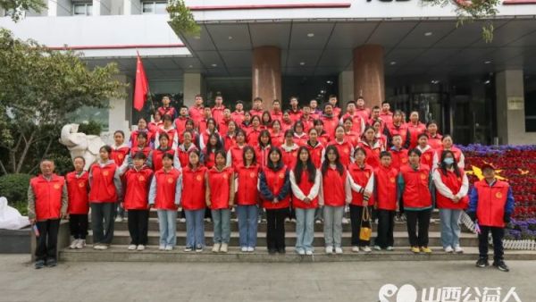 假日里街头上那“一抹红”10月6日临汾市文明交通志愿者协会70余名志愿者进行文明交通劝导活动