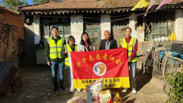 文水县爱心帮扶志愿者团队志愿者带着大米白面纯奶挂面和食用油等前往北峪口村慰问牛玉科和武秀莲俩位困难户