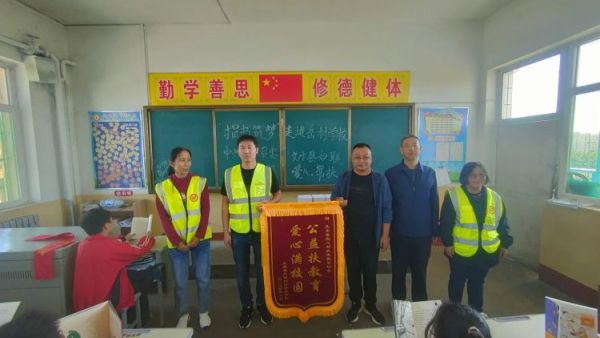 文水县爱心帮扶志愿者团队志愿者来到岳村小学,为学校捐赠2000元图书和童伴艺术画画材料