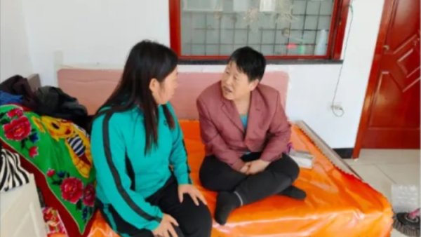 正能量公益山西五台台城镇西米市托养服务中心组织服务人员深入茹村乡苏子坡村七里沟村及南阳村等开展了国庆节走访慰问残疾人活动