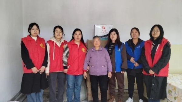 正能量公益山西五台县西米社区志愿服务队开展了帮残助残活动10月8日网格员和志愿者前往残疾人家中分发轮椅床垫及护理垫等物资