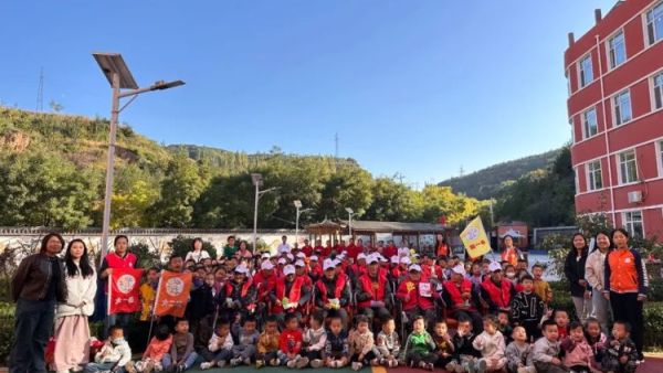 以小爱之举暖夕阳之寂 太原市杏花岭区窑头幼儿园小朋友走进比家美养老院和老人一起欢度重阳节