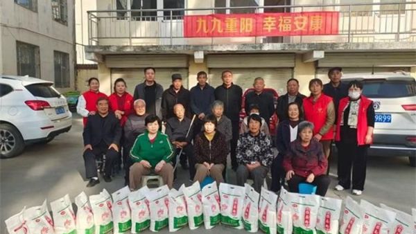 九九重阳节长治市微尘公益协会杨鹏丽带领志愿者去村里慰问生活困难的老人