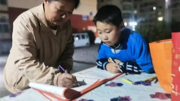 太原市儿童友好促进会儿童公益专委会小义工王翌臣与爸爸妈妈一起自发组成敬老爱老志愿组在小区内宣讲老年防跌倒常识