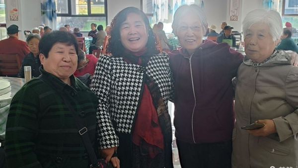 忻州红色志愿者冯丽九九重阳节去忻州老年公寓看望徐永先老人和周变鱼老人一起合影留念