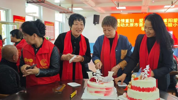 九九重阳节中国好人陈秀苗带领志愿者走进敬老院和老人们一起庆祝自己的节日