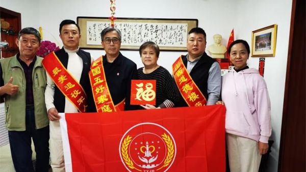 在重阳节这一天太原神舟老班长爱国拥军志愿服务团走进市军休二所开展慰问活动