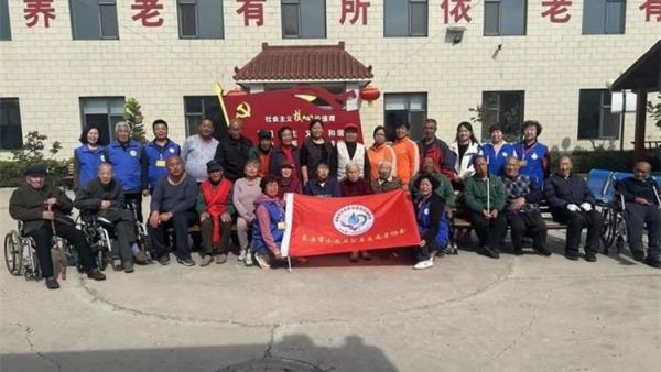 九九重阳快乐安康 长治市小雨点公益志愿者协会志愿者驱车来到马厂镇的富村敬老院和老人一起共度欢乐重阳