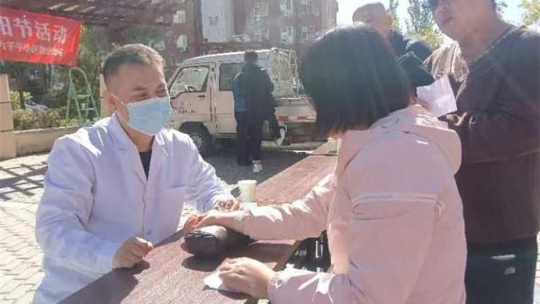 太原市专家协会全科医生霍素文联合晋源区金胜镇电西社区、小区物业公司举办了“爱在重阳健康与民同行”健康宣传活动