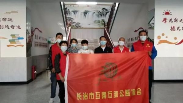 长治市阳光困境儿童帮扶协会去长治市太行技校看望困境儿童国六童资助生活费