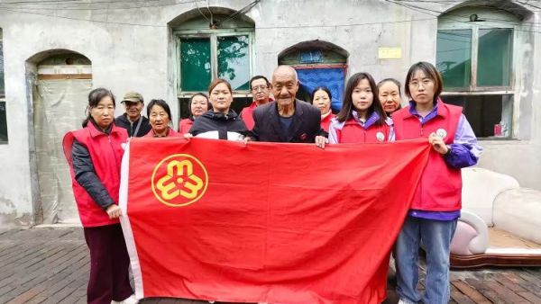 介休市敬老协会敬老爱老助老行动在洪山镇崇贤村入户86岁特困老人郝太山家中帮助清理卫生