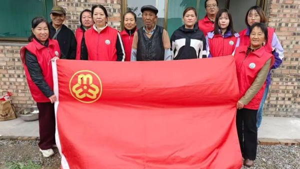 介休市敬老协会在洪山镇崇贤村入户81岁特困老人胡家龙家中帮助清理卫生包饺子