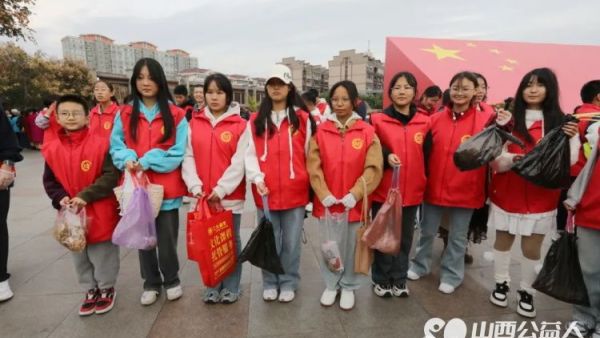 迎接山西省第28个环卫工人节临汾市文明交通志愿者协会组织志愿者在鼓楼广场开展保护环境创建卫生城市志愿活动