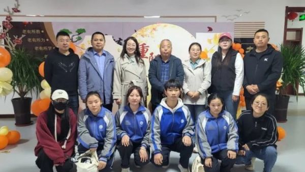 敬老爱老情暖重阳-----兴县顺风公益联合会重阳节组织志愿者到兴县社会福利服务中心为老年人送上节日的祝福