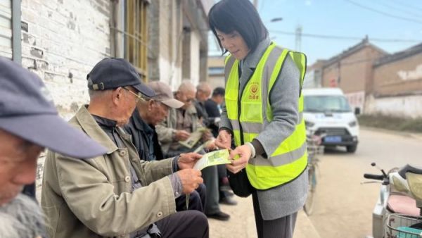 忻州市环保志愿者协会在行动开展环境保护宣传活动禁止秸秆露天焚烧共同建设美丽忻州