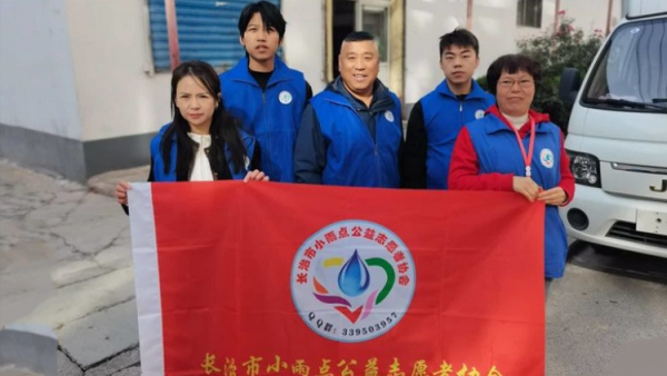 长治市小雨点公益的志愿者来到雨花斋二部有人帮厨义务劳动有人帮助老人义务理发