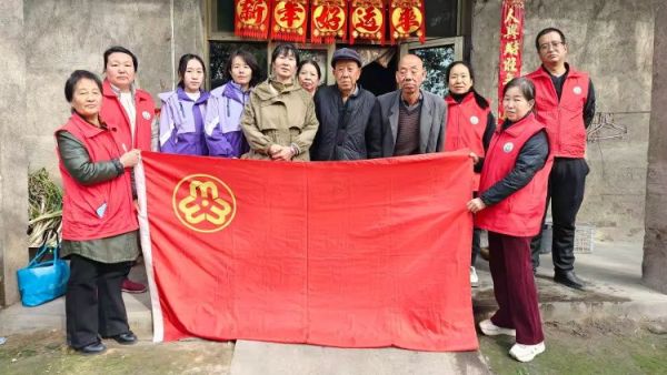 介休市敬老协会志愿者走进连福镇东湖龙村入户特困老人85岁马成保家中为老人理发收拾卫生并为老人包饺子送一份儿女般的关爱