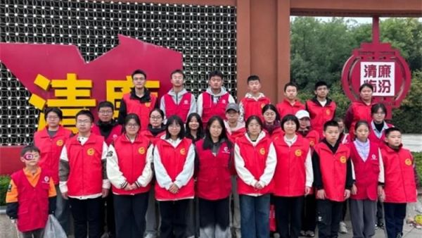 让我们的城市更美丽--临汾市文明交通志愿者协会组织志愿者们来到廉政广场和汾河景区体验环卫工人的工作