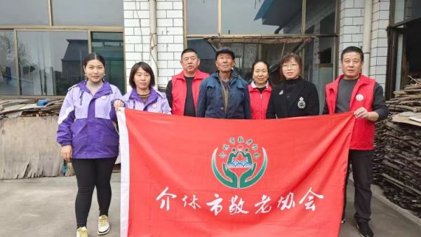 介休市敬老协会志愿者走进宋古乡宋安村入户83岁特困老人侯明海家中