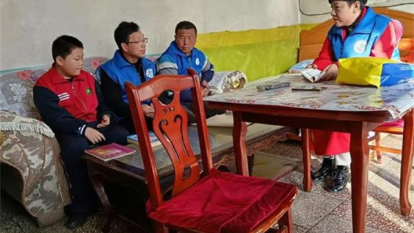 长治市小雨点公益志愿者协会思源分会的志愿者来到故南村和故驿村看望两位困境儿童