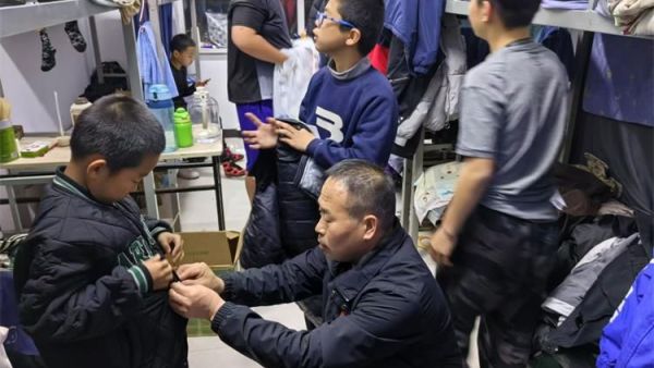 太原市烛光志愿服务中心组织志愿者给特教学校帮扶的孩子们送去过冬的棉衣和鞋