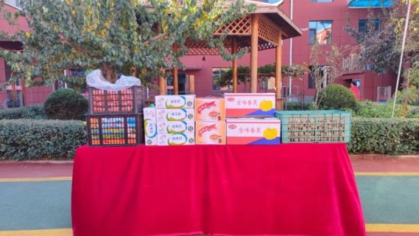 太原市大掌柜餐饮组织志愿者情暖比家美养老院带上好吃的牛奶水果慰问住院的老人