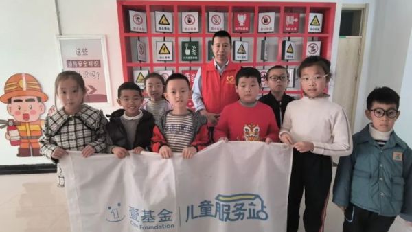 消防零距离安全伴童行 吕梁市离石区青年志愿者协会走进了儿童服务站为孩子们带来了一场别开生面的消防安全知识普及课程