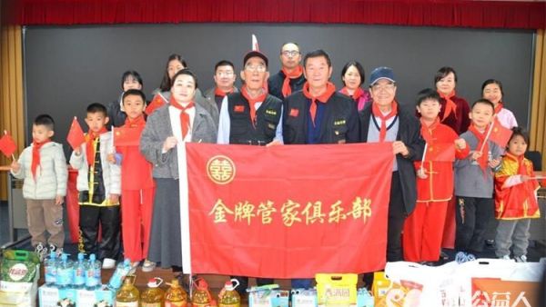 大爱无疆行善举扶贫济困献爱心太原新东武术馆、金牌管家俱乐部在清徐县东南坊村开展扶贫济困献爱心公益慰问活动为五户贫困家庭捐赠了米面油牛奶