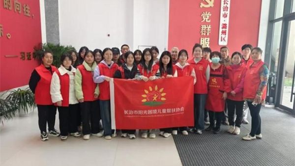 长治市阳光困境儿童帮扶协会走进蔡家巷社区为辖区老人儿童开展免费理发义诊活动