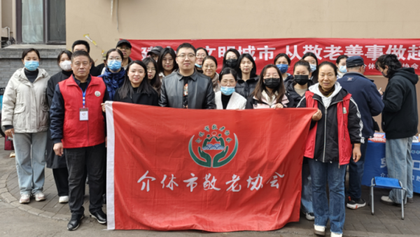 健康活动暖人心2024年11月14日介休市敬老协会组织志愿者走进北关街道朝阳路社区为社区老人及行动不便的老人爱心理发健康义诊服务