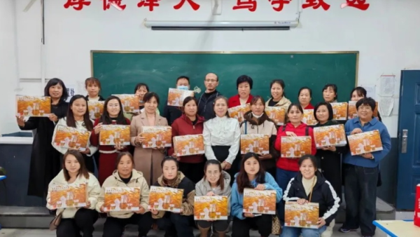 长治正能量公益协会海燕教育培训团队开展了慰问活动为学员们发放了精心准备的慰问品