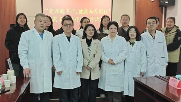 霍素文大夫及其医疗团队在尖草坪区汇丰街道欣园社区义诊服务居民