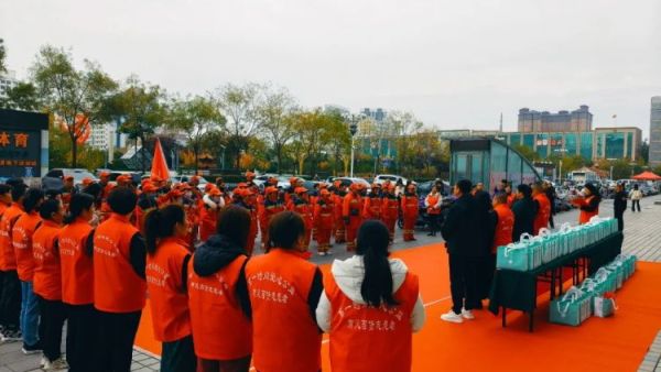 一碗粥一片情温暖一座城!盐湖区第一时间志愿者协会爱心早餐八周年温暖继续!八年的时光是一场漫长而又温暖的坚守