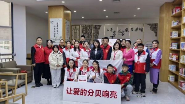 唱响爱的分贝让温暖持续传递 吕梁市离石区青年志愿者协会携手爱心志愿者举办了一场“唱响爱的分贝社会倡导Mini朗诵会”