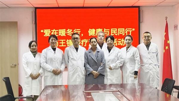 尖草坪区丰颂苑社区欢迎全科医生霍素文及其团队的义诊之旅耐心地为居民们进行问诊、检查、诊断