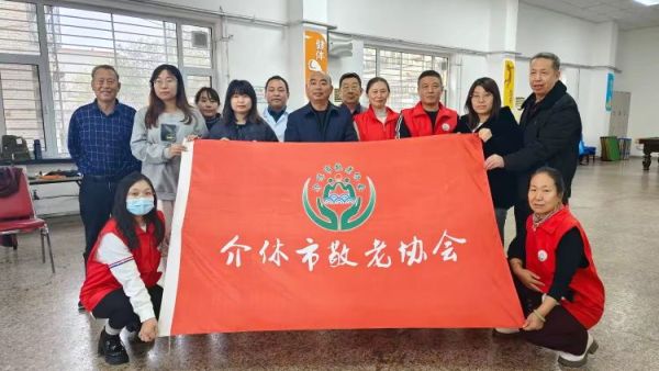 志愿服务进社区健康活动暖人心11月27日介休市敬老协会走进西南街道裕华路社区为老人爱心理发、健康义诊