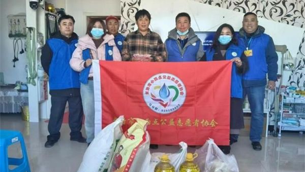 感恩节里的感恩 长治市小雨点公益志愿者协会的志愿者募集善款3190元及米面油慰问品看望贫困户吴英坤