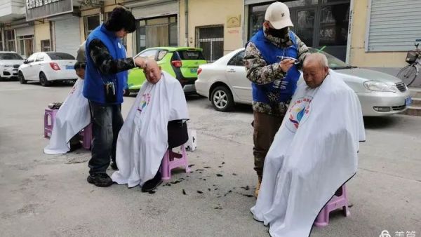 长治市小雨点公益志愿者协会服务老百姓义剪活动免费给老人们理发