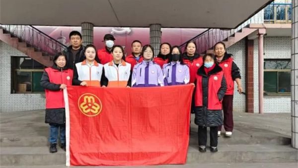 介休市敬老协会2024年11月30日敬老爱老助老行动在义安镇沙堡村举行为老人爱心理发义诊