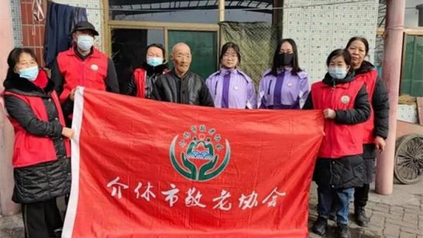 介休市敬老协会敬老爱老助老行动在义安镇沙堡村入户86岁特困老人曹恩明家中为老人打扫室内外卫生包香味可口的饺子