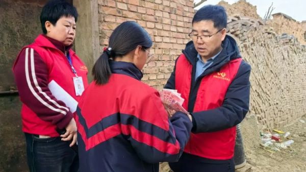 忻州市爱心公益协会组织志愿者前往定襄县宏道镇大营村考察困难学生给带去了衣服米面油等生活用品捐款700元