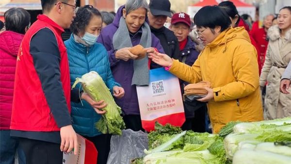 太原市杏花岭区新时代文明实践中心联合巨轮街道新时代文明实践所在程家村东社区免费送爱心白菜
