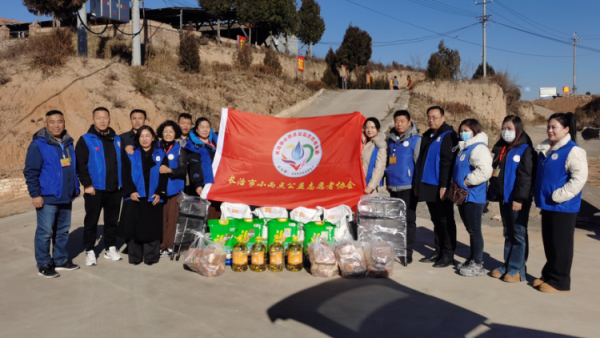 长治市小雨点公益志愿者协会来到武乡县洪水镇胡家岭村探望三户二级残疾一户失盲一户患病五保给他们送去了助行器米面油蛋糕等物品为他们带去了温暖