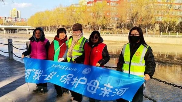 文峪河之畔志愿守护正当时 文水县爱心帮扶志愿者协会组织志愿者齐聚文峪河畔开展了捡白色垃圾公益活动