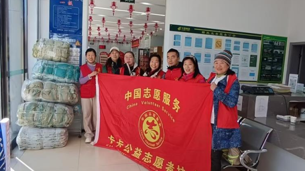 寿阳县卡卡公益组织志愿者捐衣邮寄四川省德格县错阿镇学校的孩子们